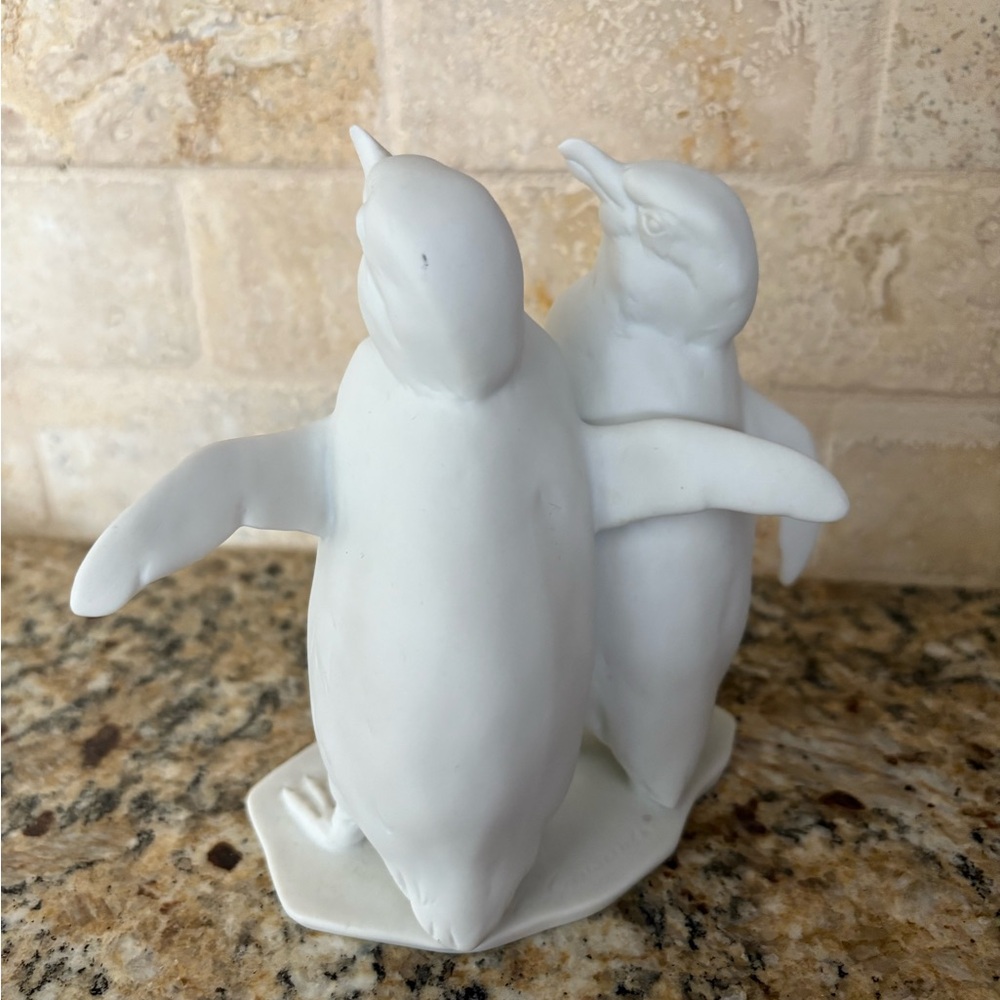 AK Kaiser (Germany) white bisque porcelain pair of penguins. - Picture 3 of 5